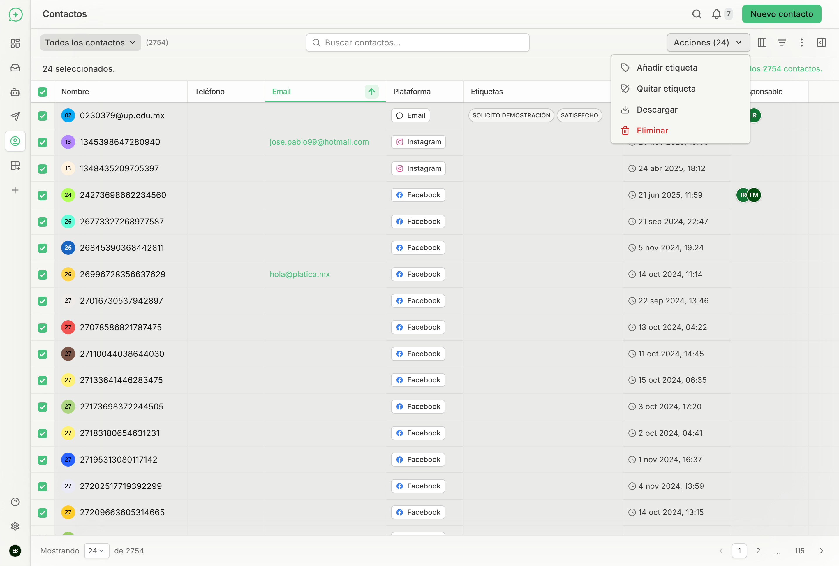 Menú de acciones masivas desplegado mostrando las opciones para etiquetar, descargar o eliminar contactos seleccionados