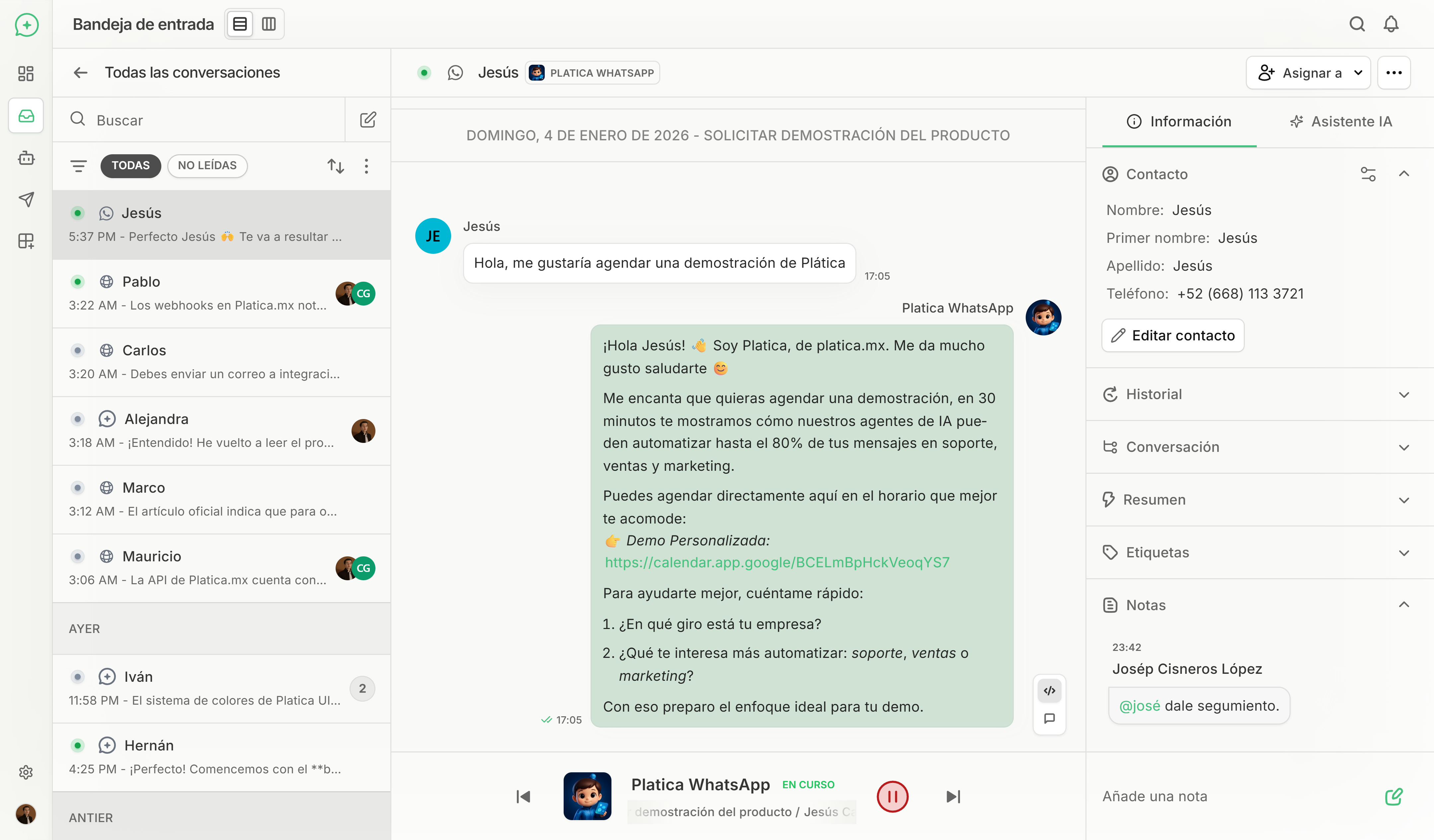 Vista de tres paneles: Lista de chats, Ventana de conversación y Panel de herramientas CRM
