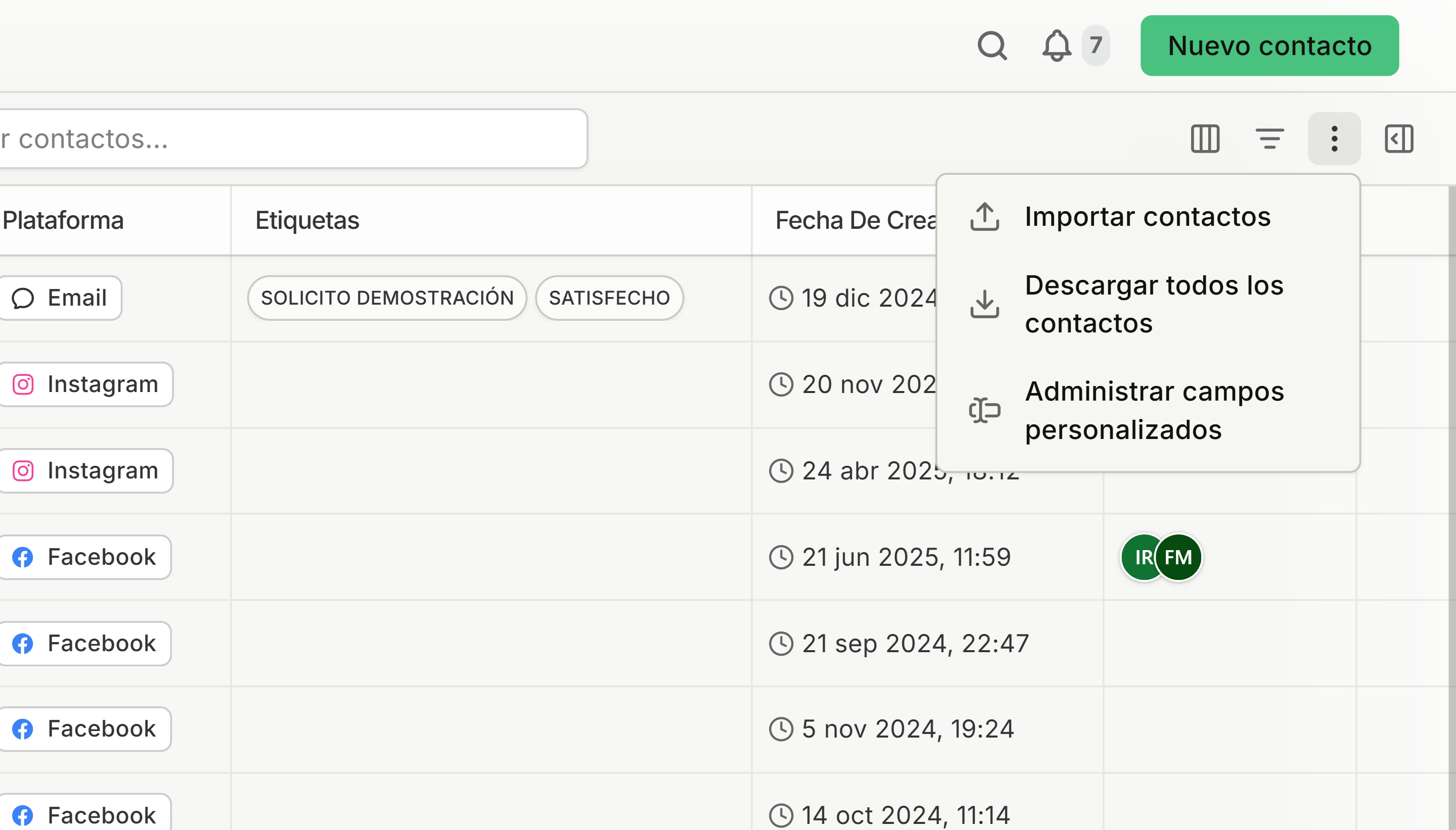 Menú desplegable con opciones para importar, descargar y administrar campos personalizados